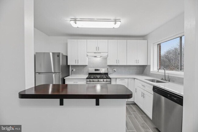 Building Photo - 10607 Weymouth St