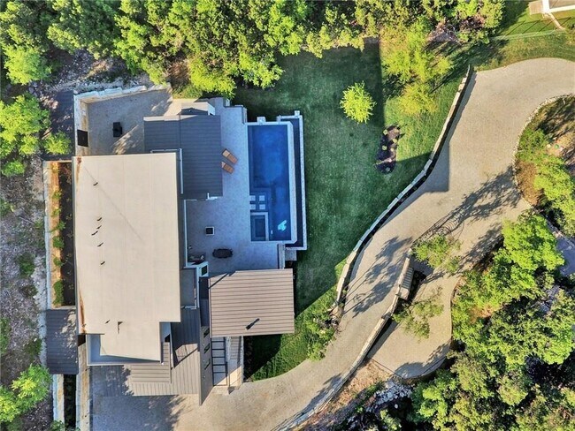 Building Photo - 600 Barrett Ln