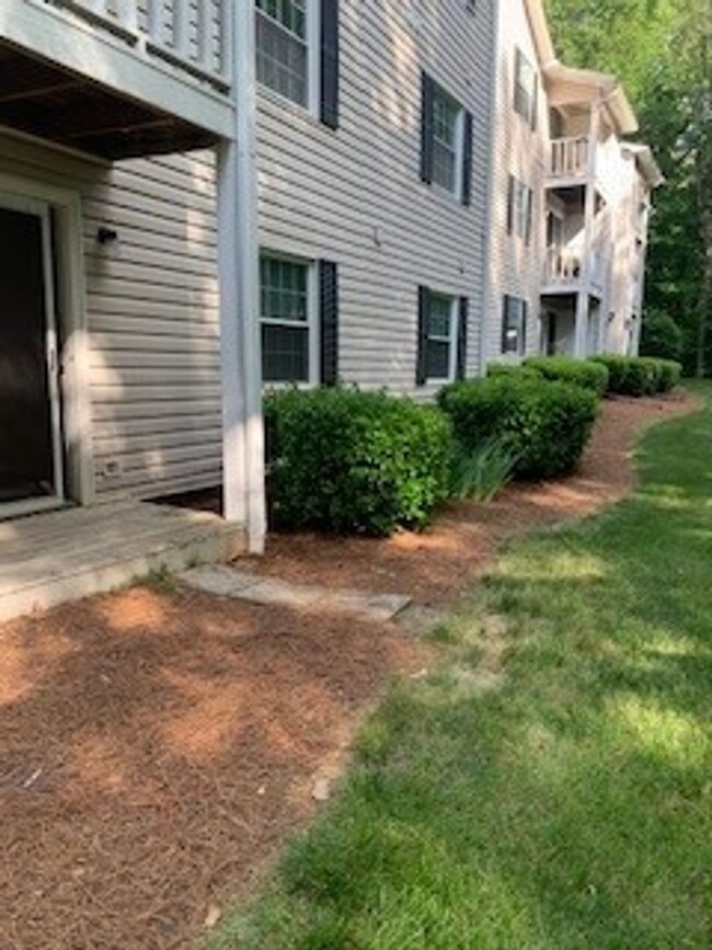 Building Photo - Adorable 2 bedroom 1 bath condominium