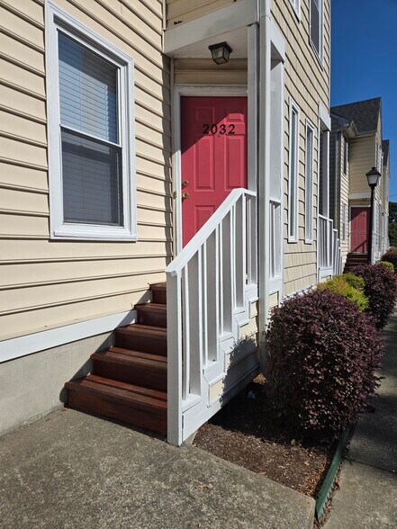 Building Photo - 2032 Elmhurst Ln