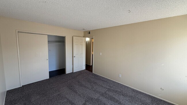 Building Photo - Completely Updated 2 Bedroom 2 Bathroom Condo in High Hollows Available NOW!