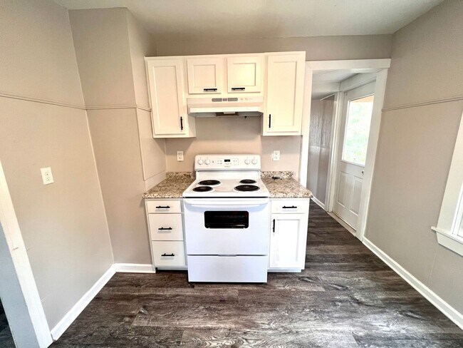 Building Photo - Aliquippa - Stunning 3 Bedroom 1 Bathroom Home
