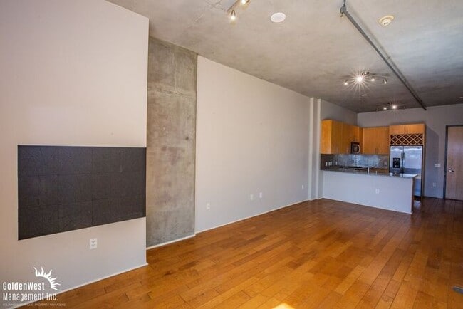 Building Photo - Modern Downtown 1Bdm 1Ba Condo at Juhl!