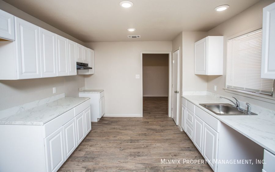 Building Photo - 924 Adrian St