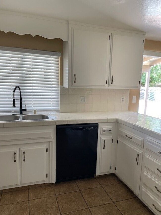 Building Photo - Lease Your Dream Home in the Country!