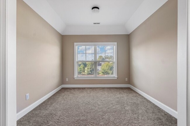 Building Photo - 501 Daylily Ct