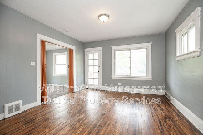 Building Photo - 6924 Claasen Ave