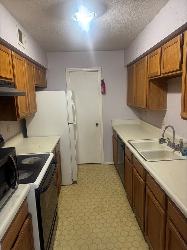 Building Photo - 9700 Leawood Blvd