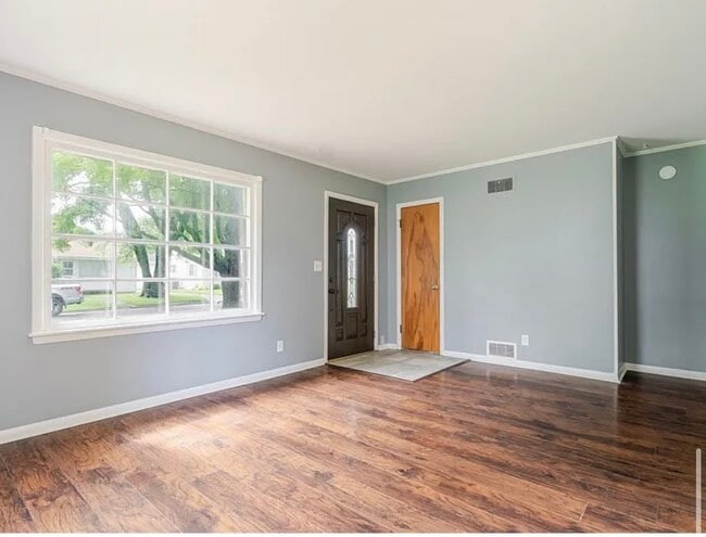 Building Photo - 307 Meadows Ave