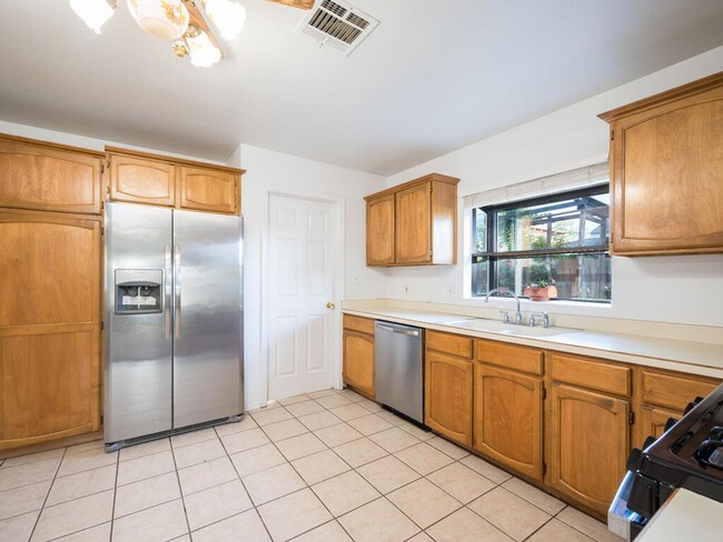 Building Photo - Cute, classic 3/2 home- westside Paso Robles