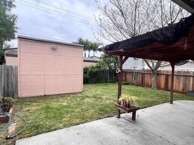 Building Photo - Campbell Duplex: 2 BR 1 BA with Garage & W...