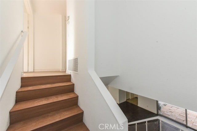 Building Photo - 2057 Dacian Dr S