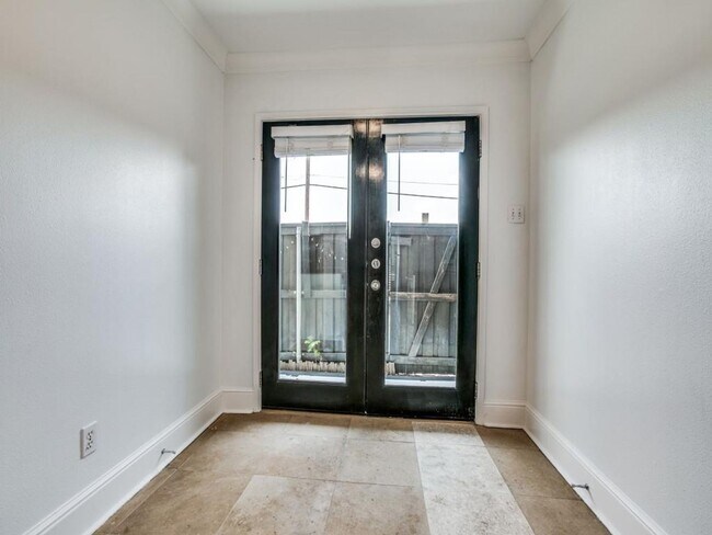 Building Photo - Remodeled Central Dallas Condo