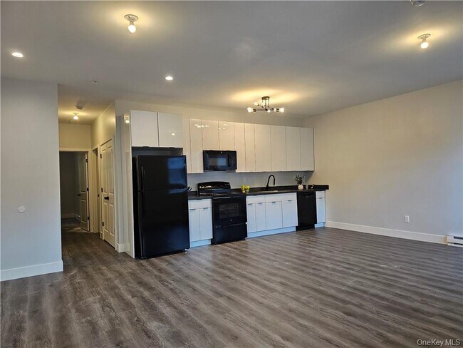 Building Photo - 11 Orange Ln