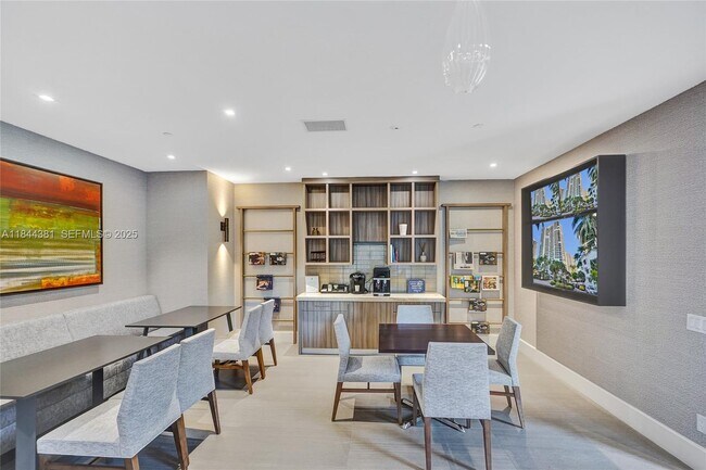 Building Photo - 21150 Point Pl