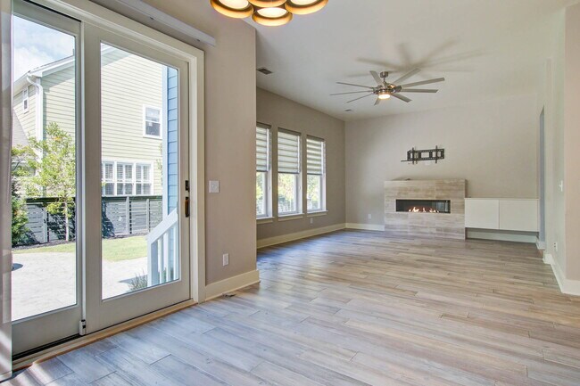 Building Photo - 2217 Daniel Island Dr