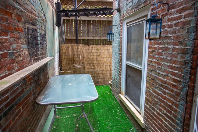 Outdoor space - 322 S 15th St