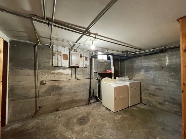 Building Photo - St. Johns 1940s 2Bd 1Ba home with updated Kitchen and a Basement! Features a Stained glass Outdoo...