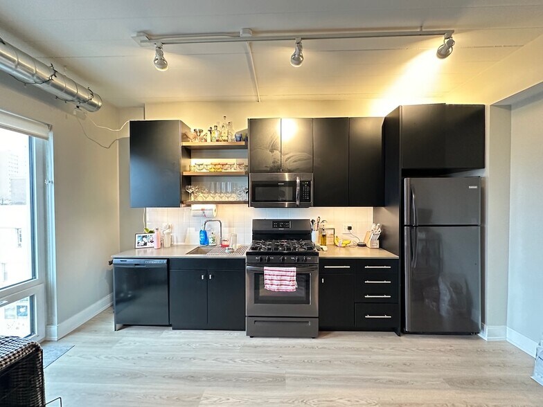 Building Photo - 941 W Belmont Ave