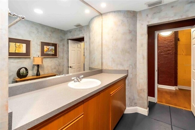 Building Photo - 62 W Colonial Dr