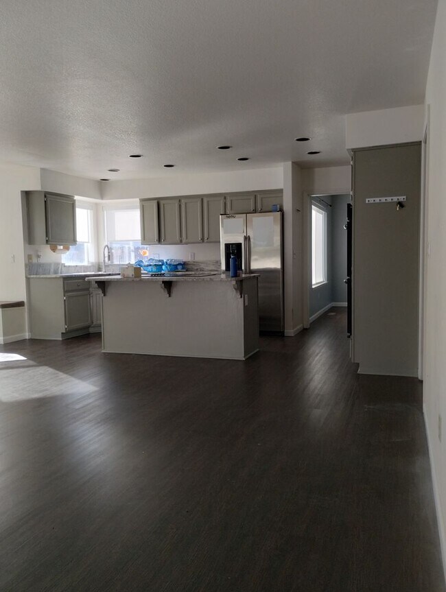 Building Photo - Executive Style Pet Friendly home