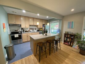 Building Photo - 310 Palomino Ln