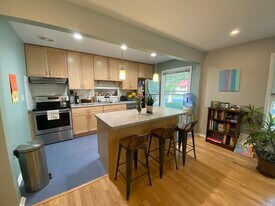 Building Photo - 310 Palomino Ln