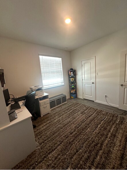 Building Photo - 7109 Dandelion Rd