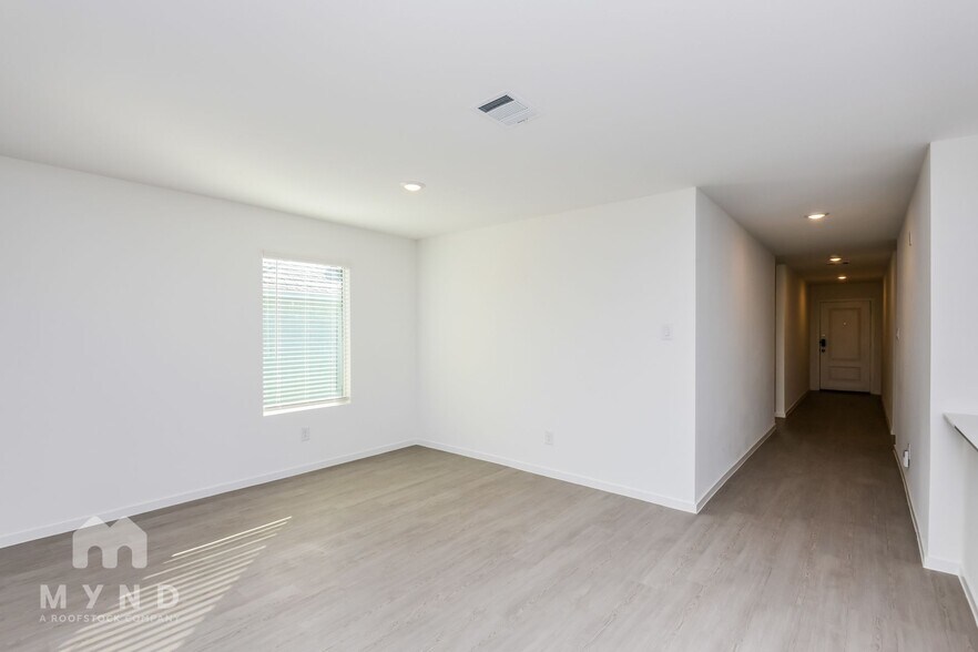 Building Photo - 2725 Ctr Crk Ln