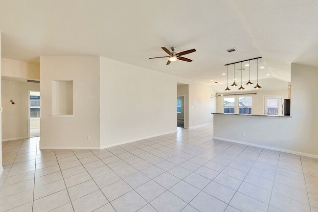 Building Photo - Amazing 4 bed, 2 bath home in North East Austin!