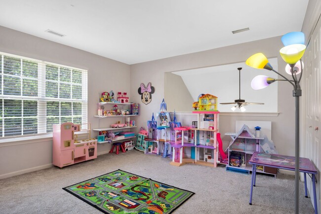 Building Photo - Stunning and Spacious 3 Bedroom 2.5 Bath C...