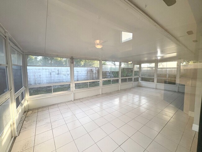 Building Photo - Fantastic 3 BR Lake Mary Home with vaulted...