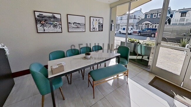 Building Photo - 2Bd 2Ba Spacious Newport Bay Front Condo