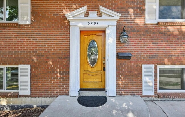 Building Photo - Welcome to this spacious 3+ bed, 2-bath bi-level home in Arvada - Available Now!