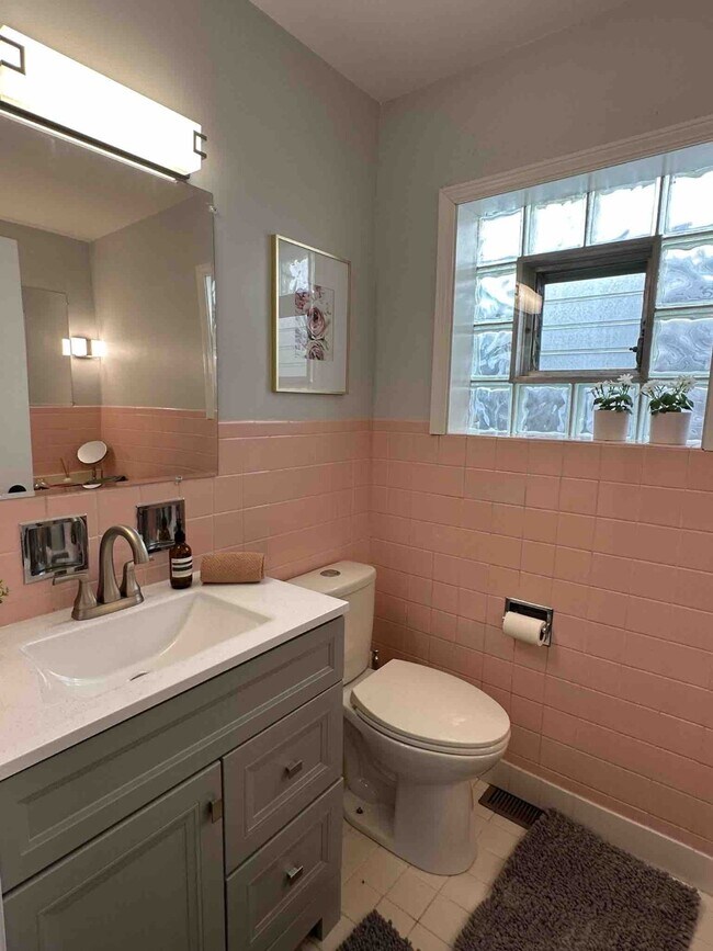 Building Photo - Spacious Main-Floor 2-Bedroom, 1.5-Bath Home
