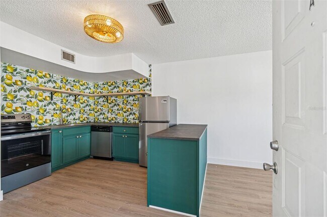 Building Photo - 4511 S Oak Dr