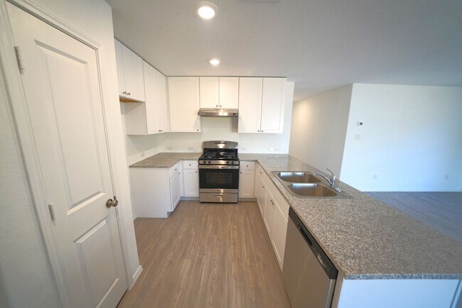 Building Photo - Like-New Home Now Available For Rent in Converse, TX! Realtor Commission offered: $600