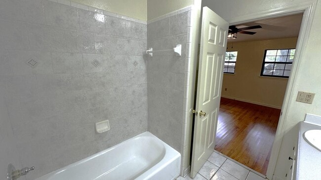 Building Photo - 1606 Green St