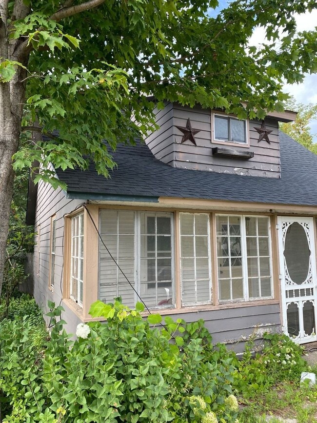 Building Photo - 3 bed 1 bath single family home in Rhinela...