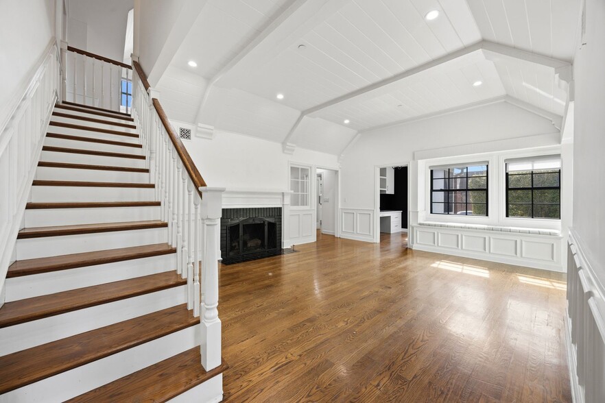 Building Photo - Beautiful Two-Story Burbank Home with Pool, Hardwood Floors & Guest House