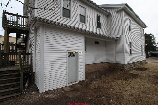 Building Photo - Large 3 - Bedroom Duplex in Oshkosh
