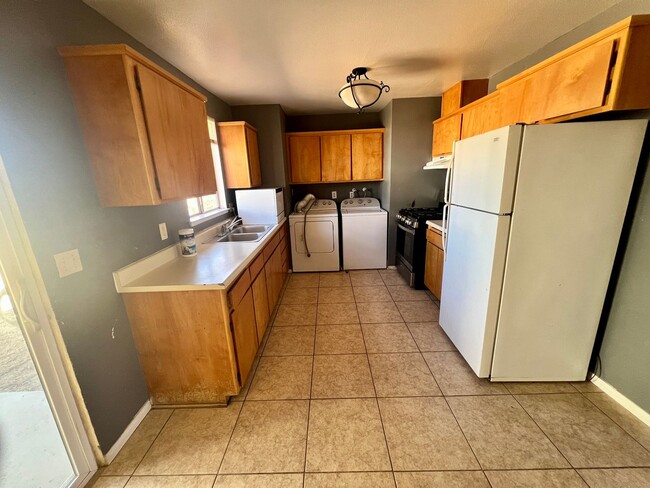 Building Photo - Nice 3 Bedroom 2 Bath  with Washer/Dryer