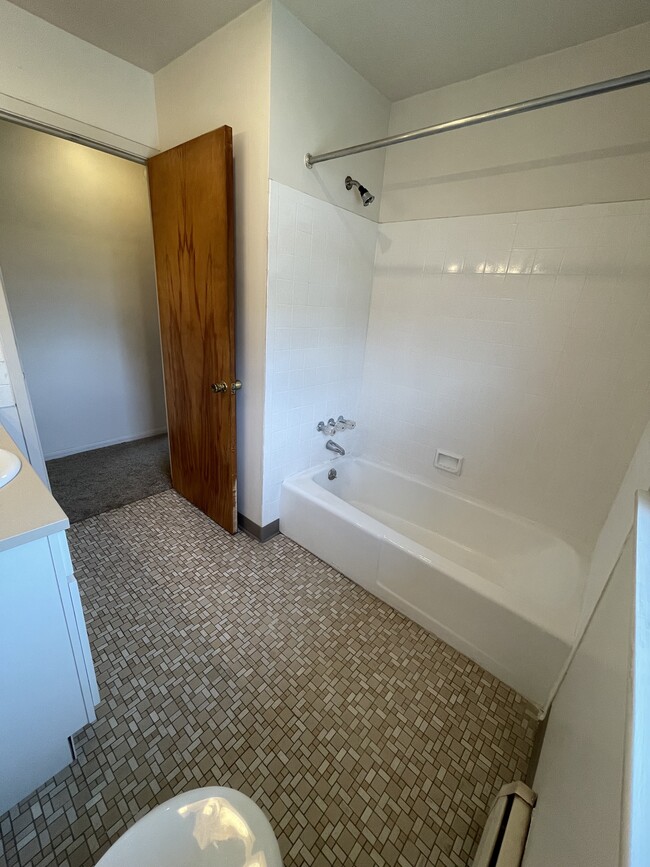 Full bathroom - 2520 S Raccoon Rd