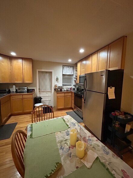 Building Photo - 220 Hanover St