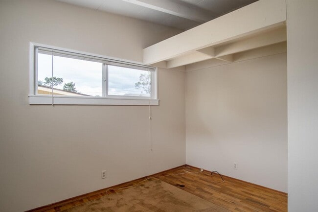 Building Photo - Charming 3 Bedroom, 2 Bathroom Home in Quiet Seaside Cul-de-sac