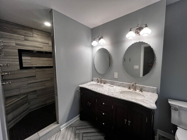 Building Photo - Wonderfull 3 Bedrooms along with 2 Full Ba...
