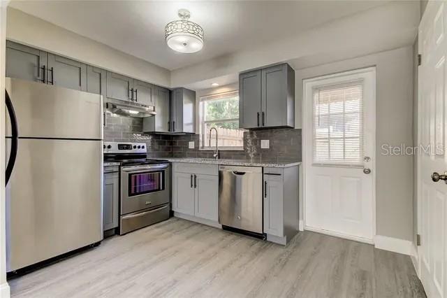 Building Photo - 300 6th St N