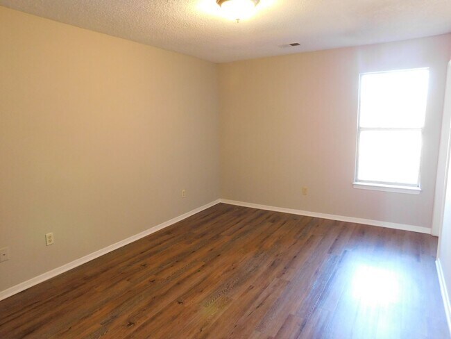 Building Photo - 5820 Briarwood - Ready for move in!!