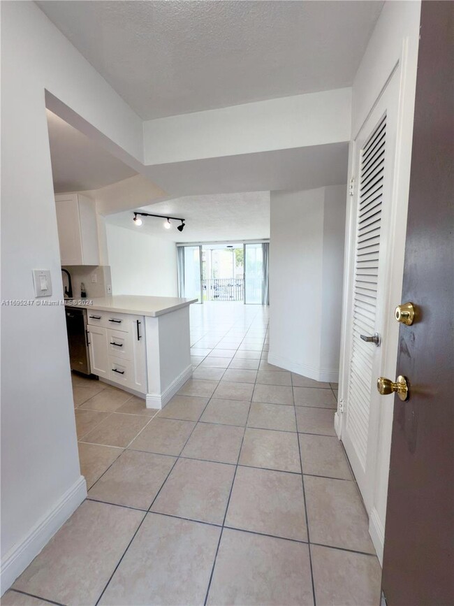 Building Photo - 2 bedroom in North Miami Beach FL 33179