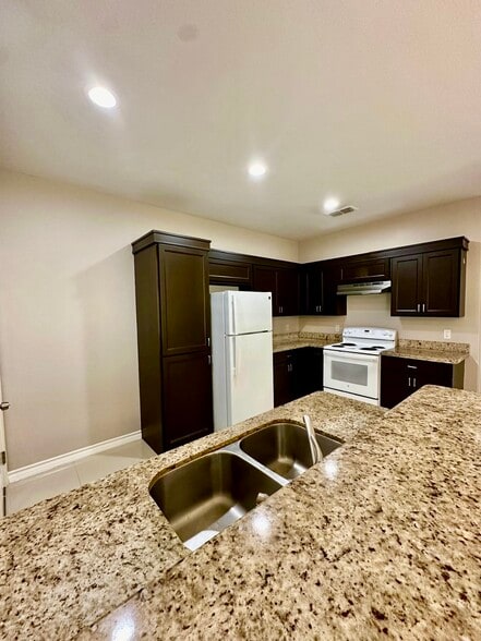 Building Photo - 1022 Escondido Ln E
